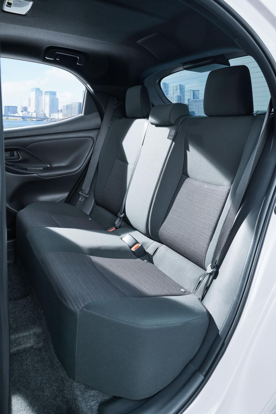 Интерьер Toyota Yaris Hybrid 2020 года  (JP) (фото 6 из 25)